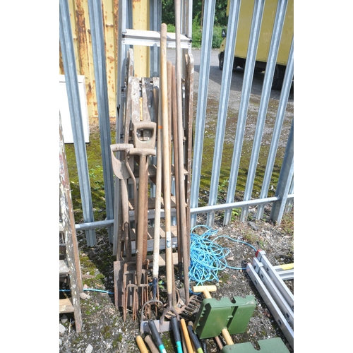 1005 - A SELECTION OF VINTAGE GARDEN TOOLS, to include three forks, a spade, rakes, etc, some newer garden ... 