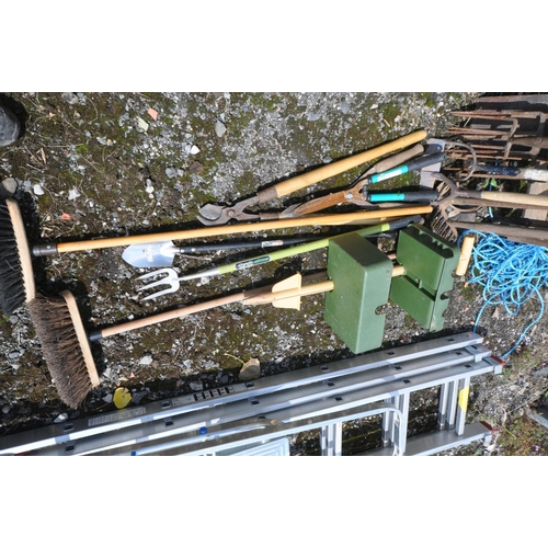 1005 - A SELECTION OF VINTAGE GARDEN TOOLS, to include three forks, a spade, rakes, etc, some newer garden ... 