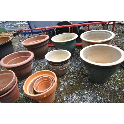 1010 - A SELECTION OF GARDEN PLANT POTS, to include four glazed pots, eight terracotta pots, a wall mounted... 