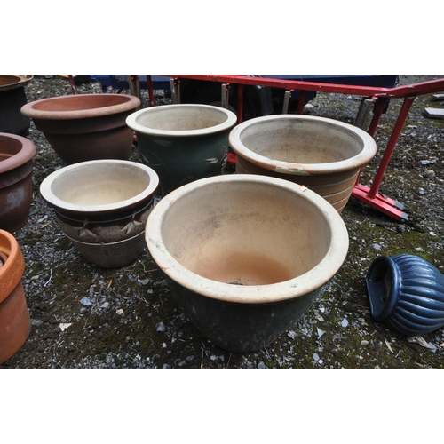 1010 - A SELECTION OF GARDEN PLANT POTS, to include four glazed pots, eight terracotta pots, a wall mounted... 