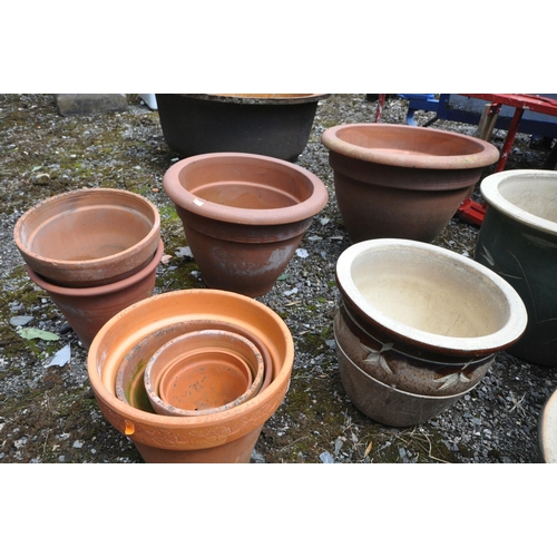 1010 - A SELECTION OF GARDEN PLANT POTS, to include four glazed pots, eight terracotta pots, a wall mounted... 