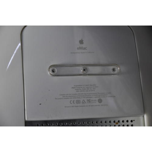 1057 - AN APPLE eMAC E1002 EMC 1955 PERSONAL COMPUTER with keyboard, User Guide and five software discs (PA... 