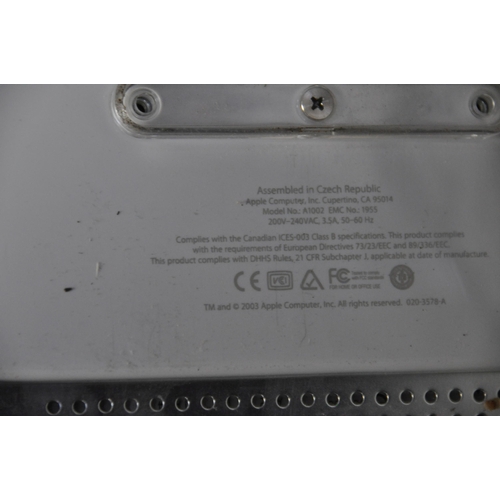 1057 - AN APPLE eMAC E1002 EMC 1955 PERSONAL COMPUTER with keyboard, User Guide and five software discs (PA... 