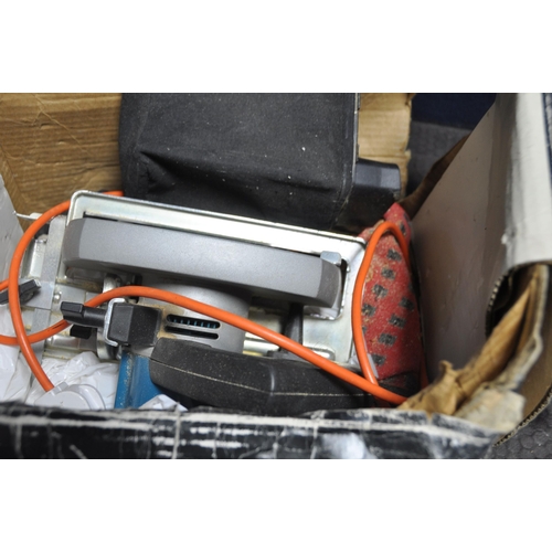 1060 - A CLARKE METALWORKER 6in BENCH GRINDER, a Black and Decker KD562 drill (both PAT pass and working), ... 