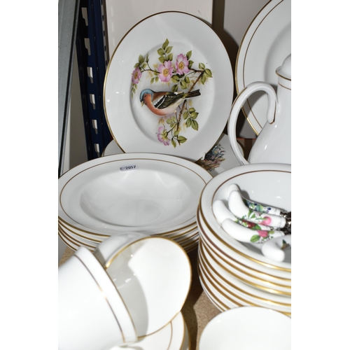 412 - A QUANTITY OF ROYAL WORCESTER 'CONTESSA'  DINNERWARE, comprising large meat plate, eight dinner plat... 
