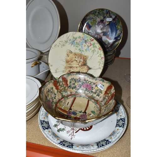 412 - A QUANTITY OF ROYAL WORCESTER 'CONTESSA'  DINNERWARE, comprising large meat plate, eight dinner plat... 
