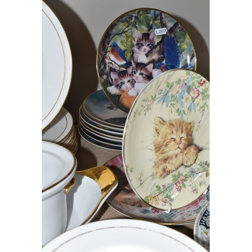 412 - A QUANTITY OF ROYAL WORCESTER 'CONTESSA'  DINNERWARE, comprising large meat plate, eight dinner plat... 