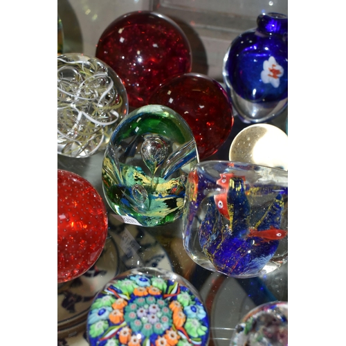 623 - A COLLECTION OF MODERN GLASS PAPERWEIGHTS, MOSTLY COLOURED, various shapes and designs including mus... 
