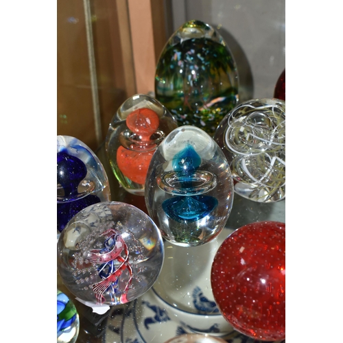 623 - A COLLECTION OF MODERN GLASS PAPERWEIGHTS, MOSTLY COLOURED, various shapes and designs including mus... 