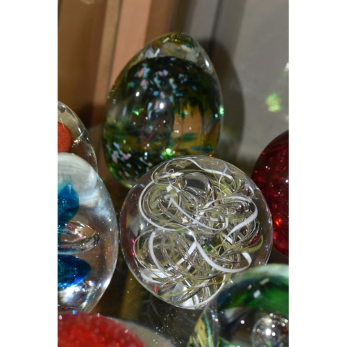 623 - A COLLECTION OF MODERN GLASS PAPERWEIGHTS, MOSTLY COLOURED, various shapes and designs including mus... 