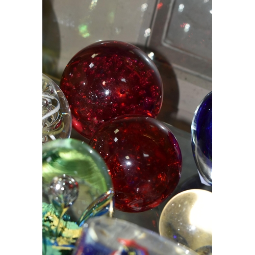 623 - A COLLECTION OF MODERN GLASS PAPERWEIGHTS, MOSTLY COLOURED, various shapes and designs including mus... 
