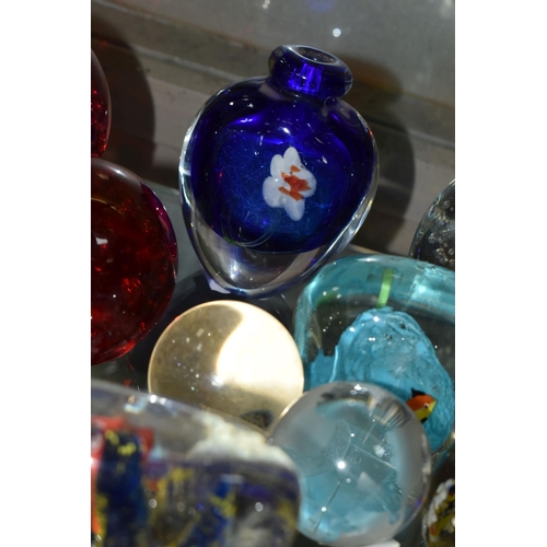 623 - A COLLECTION OF MODERN GLASS PAPERWEIGHTS, MOSTLY COLOURED, various shapes and designs including mus... 