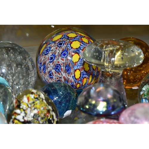623 - A COLLECTION OF MODERN GLASS PAPERWEIGHTS, MOSTLY COLOURED, various shapes and designs including mus... 