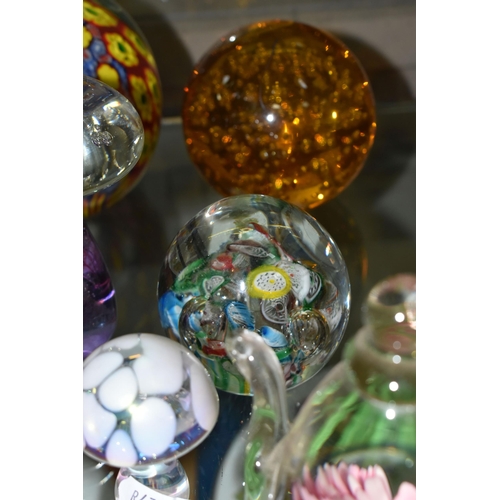 623 - A COLLECTION OF MODERN GLASS PAPERWEIGHTS, MOSTLY COLOURED, various shapes and designs including mus... 