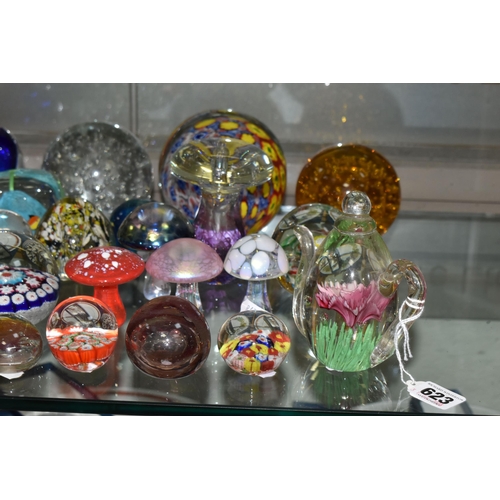 623 - A COLLECTION OF MODERN GLASS PAPERWEIGHTS, MOSTLY COLOURED, various shapes and designs including mus... 
