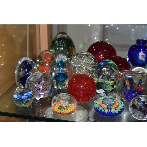 623 - A COLLECTION OF MODERN GLASS PAPERWEIGHTS, MOSTLY COLOURED, various shapes and designs including mus... 