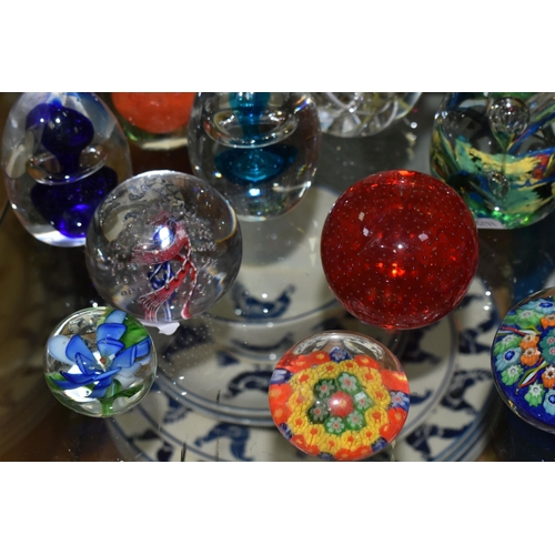 623 - A COLLECTION OF MODERN GLASS PAPERWEIGHTS, MOSTLY COLOURED, various shapes and designs including mus... 