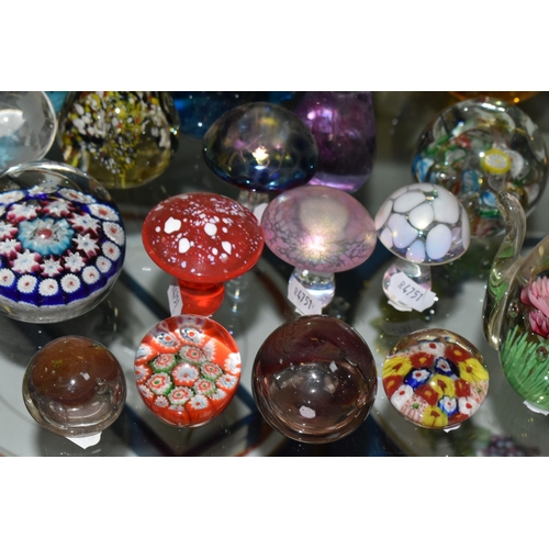 623 - A COLLECTION OF MODERN GLASS PAPERWEIGHTS, MOSTLY COLOURED, various shapes and designs including mus... 