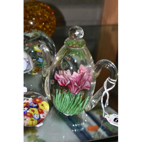 623 - A COLLECTION OF MODERN GLASS PAPERWEIGHTS, MOSTLY COLOURED, various shapes and designs including mus... 