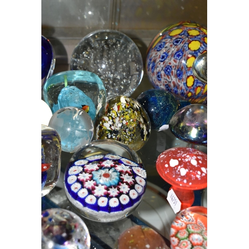 623 - A COLLECTION OF MODERN GLASS PAPERWEIGHTS, MOSTLY COLOURED, various shapes and designs including mus... 