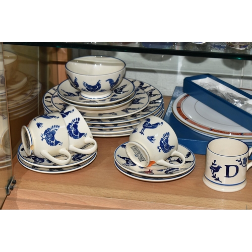 625 - TWO BOXED ROYAL WORCESTER CAKE PLATES, TWO ROYAL WORCESTER BOXED SERVING UTENSILS AND A QUANTITY OF ... 