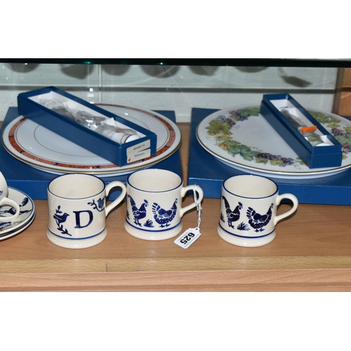 625 - TWO BOXED ROYAL WORCESTER CAKE PLATES, TWO ROYAL WORCESTER BOXED SERVING UTENSILS AND A QUANTITY OF ... 