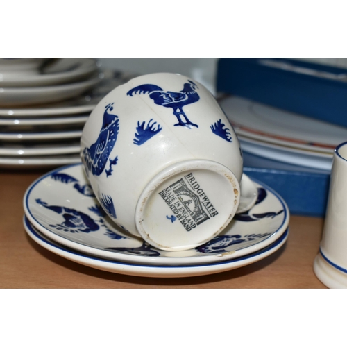 625 - TWO BOXED ROYAL WORCESTER CAKE PLATES, TWO ROYAL WORCESTER BOXED SERVING UTENSILS AND A QUANTITY OF ... 