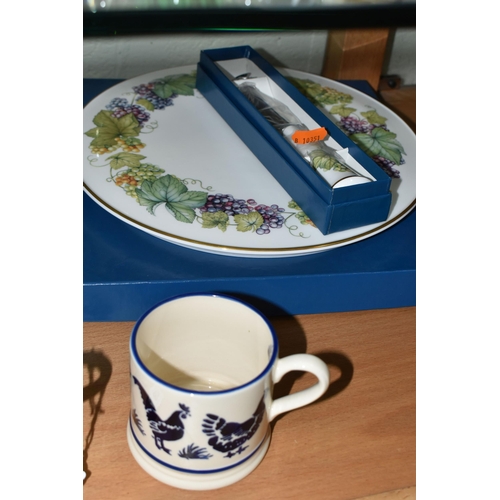 625 - TWO BOXED ROYAL WORCESTER CAKE PLATES, TWO ROYAL WORCESTER BOXED SERVING UTENSILS AND A QUANTITY OF ... 