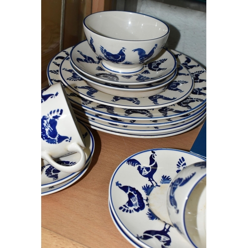 625 - TWO BOXED ROYAL WORCESTER CAKE PLATES, TWO ROYAL WORCESTER BOXED SERVING UTENSILS AND A QUANTITY OF ... 