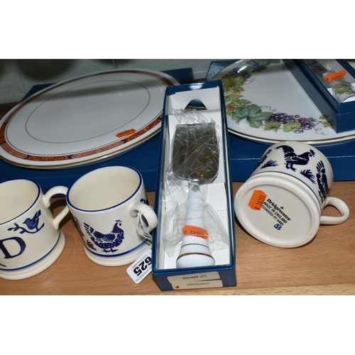 625 - TWO BOXED ROYAL WORCESTER CAKE PLATES, TWO ROYAL WORCESTER BOXED SERVING UTENSILS AND A QUANTITY OF ... 