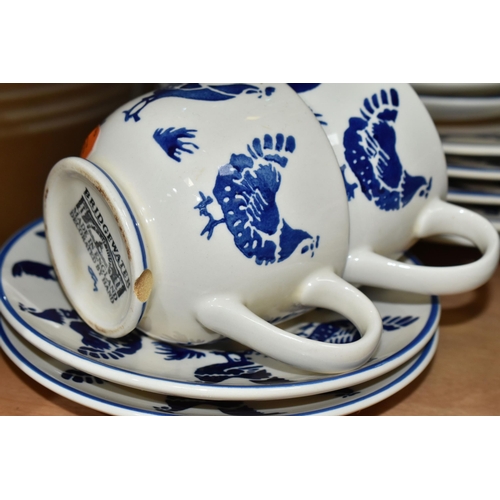 625 - TWO BOXED ROYAL WORCESTER CAKE PLATES, TWO ROYAL WORCESTER BOXED SERVING UTENSILS AND A QUANTITY OF ... 