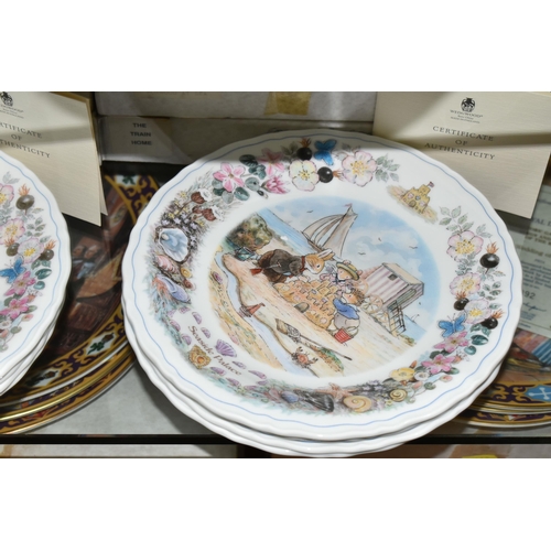 642 - A COLLECTION OF FOXWOOD TALES COLLECTORS PLATES, CLOCK AND BOOK, comprising twenty boxed Wedgwood/Co... 