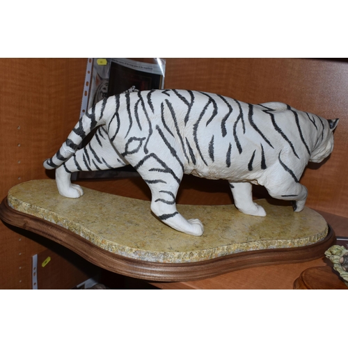683 - A BOXED FRANKLIN MINT HAND PAINTED PORCELAIN SCULPTURE, 'White Majesty' a depiction of a White Benga... 