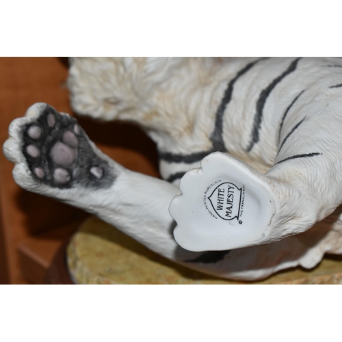 683 - A BOXED FRANKLIN MINT HAND PAINTED PORCELAIN SCULPTURE, 'White Majesty' a depiction of a White Benga... 