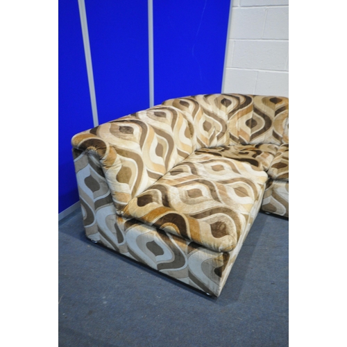 1419 - A 1970'S PATTERNED MODULAR FIVE PIECE CORNER LOUNGE SUITE, comprising four straight sections and a c... 