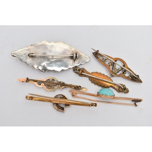 110 - AN ASSORTMENT OF EARLY 20TH CENTURY BROOCHES, the first a 9ct gold bar brooch, centrally positioned ... 