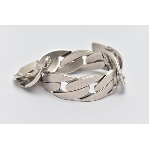 115 - A WHITE METAL 'GUCCI' CURB LINK BRACELET, curved curb link, fitted with a buckle clasp signed 'Gucci... 