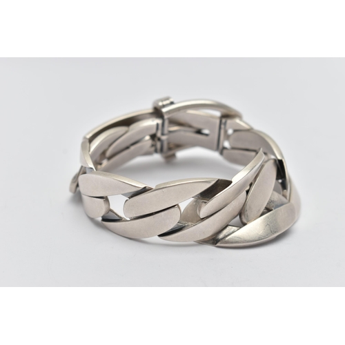 115 - A WHITE METAL 'GUCCI' CURB LINK BRACELET, curved curb link, fitted with a buckle clasp signed 'Gucci... 