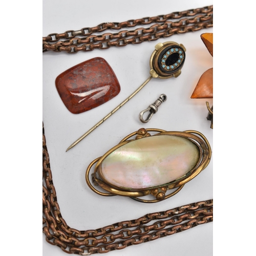 129 - A BAG OF ASSORTED JEWELLERY ITEMS, to include an onyx and blue enamel oval base metal stick pin, a B... 