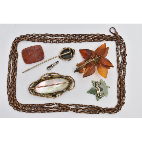 129 - A BAG OF ASSORTED JEWELLERY ITEMS, to include an onyx and blue enamel oval base metal stick pin, a B... 