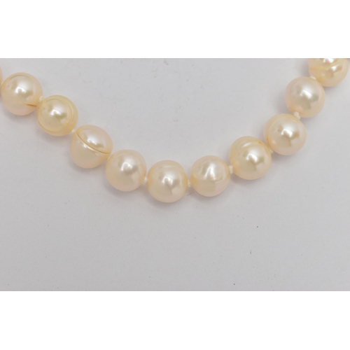 142 - A CULTURED PEARL NECKLACE, a string of baroque cultured pearls, fitted with a yellow gold toggle cla... 