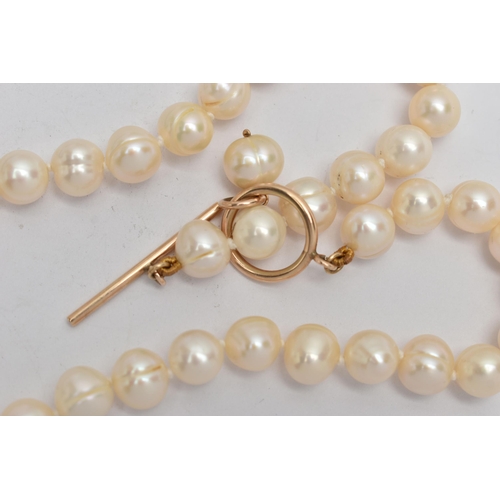 142 - A CULTURED PEARL NECKLACE, a string of baroque cultured pearls, fitted with a yellow gold toggle cla... 