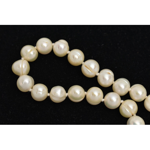 142 - A CULTURED PEARL NECKLACE, a string of baroque cultured pearls, fitted with a yellow gold toggle cla... 