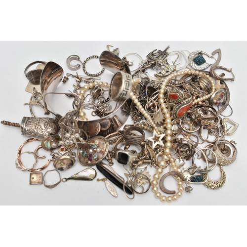 163 - AN ASSORTMENT OF SILVER AND WHITE METAL JEWELLERY, a selection of earrings, rings, bracelets, chains... 