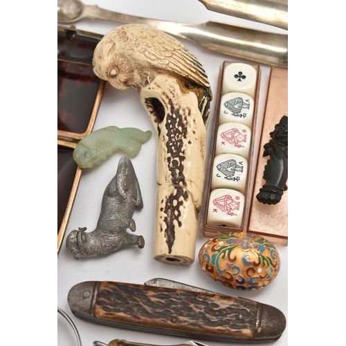 184 - A BAG OF ASSORTED ITEMS, to include a carved jet Fida hand holding flowers, fitted with a brooch pin... 