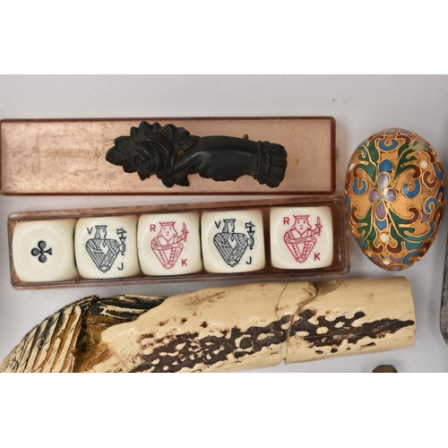 184 - A BAG OF ASSORTED ITEMS, to include a carved jet Fida hand holding flowers, fitted with a brooch pin... 