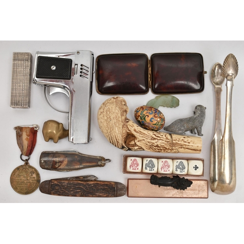 184 - A BAG OF ASSORTED ITEMS, to include a carved jet Fida hand holding flowers, fitted with a brooch pin... 