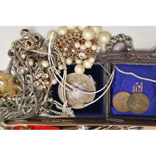 200 - A BOX OF ASSORTED COSTUME JEWELLERY AND ITEMS, to include yellow and white metal chains, pendant nec... 