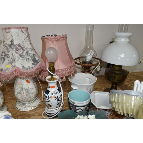 352 - A GROUP OF LAMPS, PLANTERS AND OTHER DECORATIVE HOMEWARES, to include a brass bodied oil lamp, eight... 