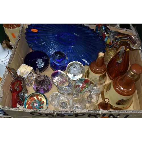 359 - THREE BOXES AND LOOSE CERAMICS, GLASS, METAL WARES, SEWING MACHINE AND SUNDRY ITEMS, to including a ... 